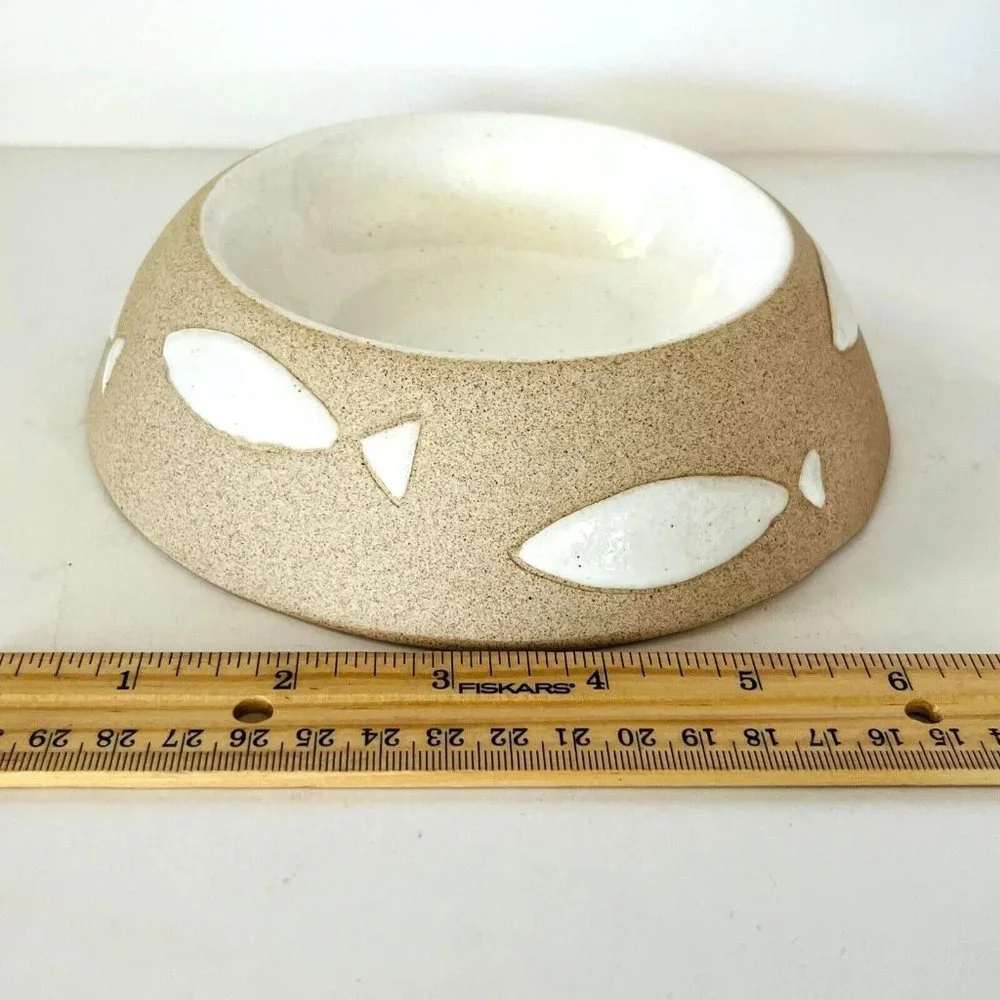 Yommy Bowl # 2 Ceramic Pet Food Dish with Fish Motif Beige White NWOT 6.75